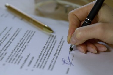 El Kadınları resmi bir belge imzalıyor. Kapat. 