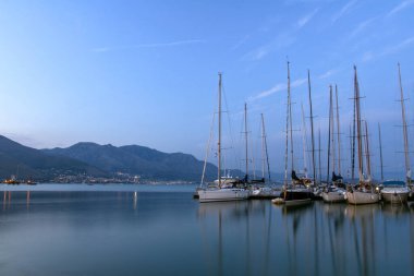 Yelkenli Yatlar Akdeniz'in güzel akşam ışık görünümü, bir yaz gezisi. Gaeta, İtalya.