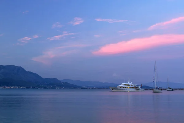 认为在暮光的美丽在地中海帆船 夏天巡航 加埃塔 意大利 — 图库照片