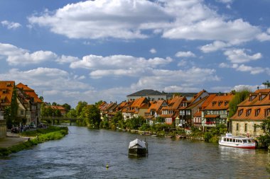 Bamberg, Almanya , 14 Eylül 2019. küçük nehir Regnitz ve eski şehir Bamberg Unesco miras şehir güzel bir görünüm. Avrupa'da Bavyera.Turizm. 