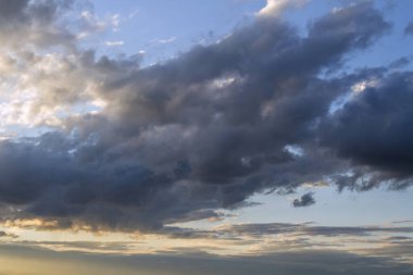 Kara bulutlu dramatik gökyüzünün arka planı. Fırtınadan önce gökyüzü. Soyut doğal gökyüzü arkaplanı.
