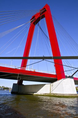 ROTTERDAM, NEtherlands. 5 Temmuz 2019 'da. Rotterdam 'daki Willemsbrug Köprüsü manzarası. Toplam uzunluğu 318 metre olan parlak kırmızı köprü. 1878 'de inşa edilmiş. Avrupa seyahati. 