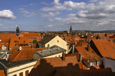  Almanya 'nın güzel Bamberg kasabası. Güneşli bir yaz gününde eski Bamberg şehrinin çatısında kırmızı kiremitli çatılara bakın. Tarihi bir kasaba. Almanya. Avrupa. Avrupa seyahati.