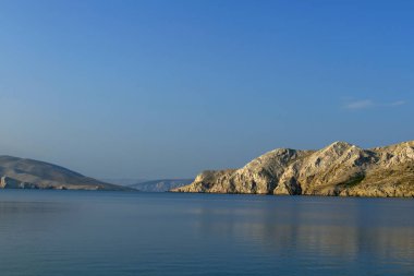 Güneşli bir sabahta Hırvat plajı. Krk Adası. Adriyatik kıyısı. Avrupa. Yaz tatili. Rahatlama kavramı. Hırvatistan plajları.