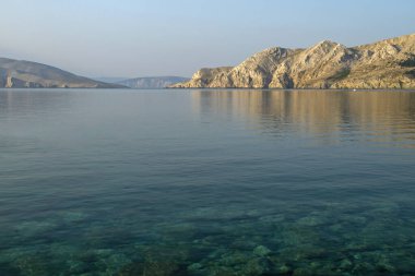 Güneşli bir sabahta Hırvat plajı. Krk Adası. Adriyatik kıyısı. Avrupa. Yaz tatili. Rahatlama kavramı. Hırvatistan plajları.