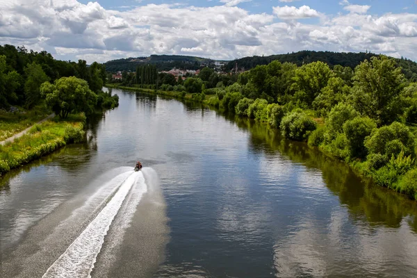 Schnellboot Auf Dem Fluss Landschaft Ufer Des Flusses Ein Sehr — Stockfoto