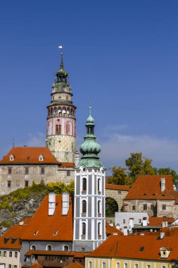Cesky Krumlov 'a bakın. Güneşli bir günde şehir manzarası. Çek Cumhuriyeti. Tarihi bir kasaba. Avrupa 'da turizm. Çek Cumhuriyeti 'nin kaleleri ve kaleleri. UNESCO Dünya Mirası.