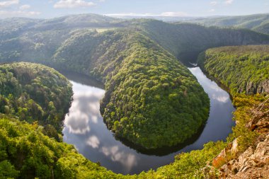  River Canyon Vltava 'da. At nalı kıvrımı, Vltava nehri, Çek Cumhuriyeti. Nehrin en güzel gözlem noktalarından biri. Nehirli güzel bir manzara. Avrupa. Gözlem güvertesi - Mayıs. Çek Cumhuriyeti 'nde turizm. Açık hava ve doğa.. 