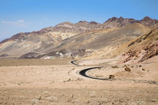 Kaliforniya 'da Ölüm Vadisi' nden geçen dolambaçlı yol. 