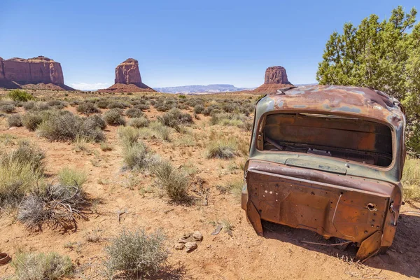 Monument Valley 'de terk edilmiş bir araba.