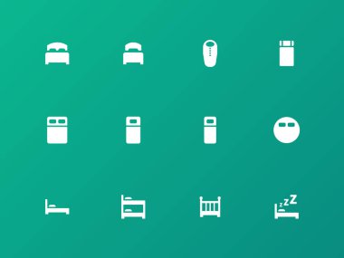 Yeşil zemin üzerine yatak, ranza ve uyku tulumu simgeler.