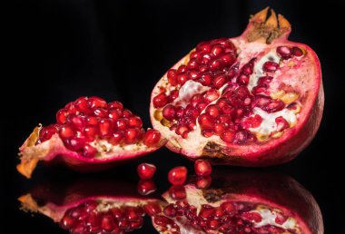 Yansımalı olgun nar meyvesi. 