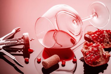 Şarap kadehi ve nar şarabı. 