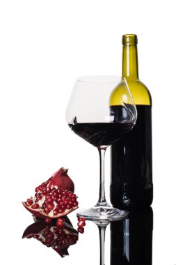 Şişe ve nar şarabıyla birlikte şarap kadehi.