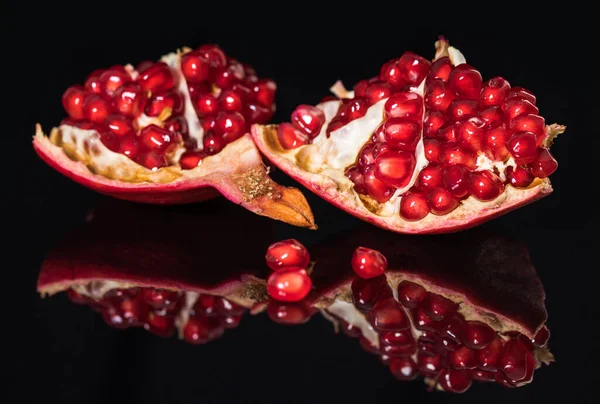 Ripe pomegranate fruit with reflection — ストック写真