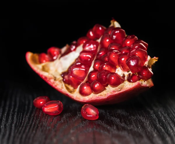 Gros plan sur les fruits mûrs de grenade — Photo