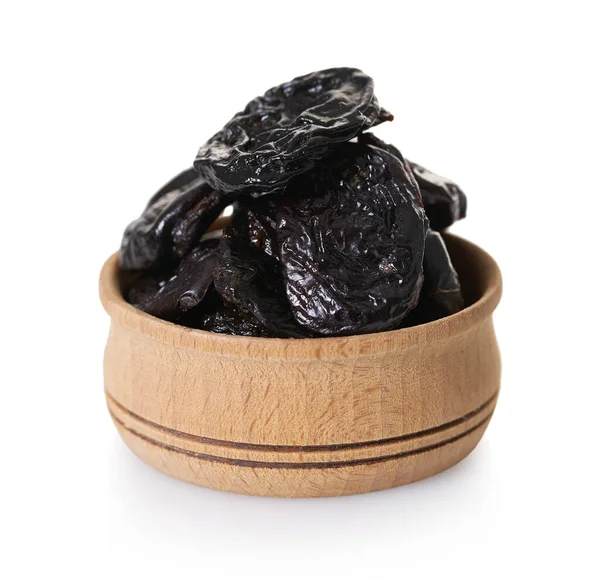 Чернослив в деревянной чаше — стоковое фото