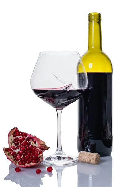 Fles en wijnglas met granaatappelwijn — Stockfoto