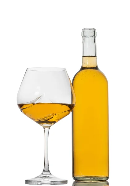 Бутылка и стакан с белым вином — стоковое фото