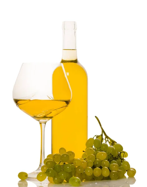 Láhve a sklo s bílým vínem — Stock fotografie