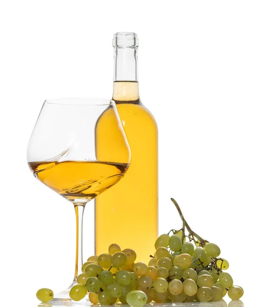 Láhve a sklo s bílým vínem — Stock fotografie