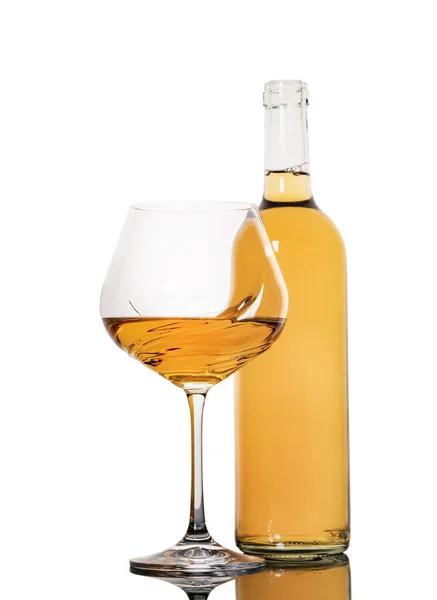 Flesje en glas met witte wijn — Stockfoto