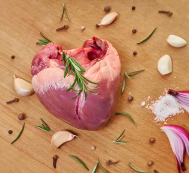 Çiğ et, baharatlı sığır kalbi. 