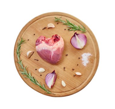 Çiğ et, baharatlı sığır kalbi.