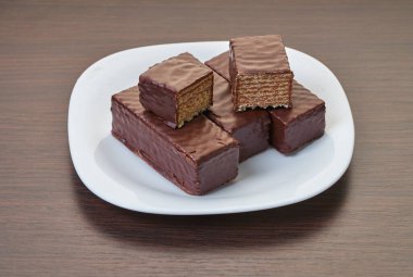 Bir tabakta çikolatalı waffle