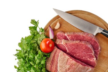 Çiğ et, sebze ve bıçak.