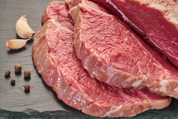 Świeże mięso z przyprawami — Zdjęcie stockowe