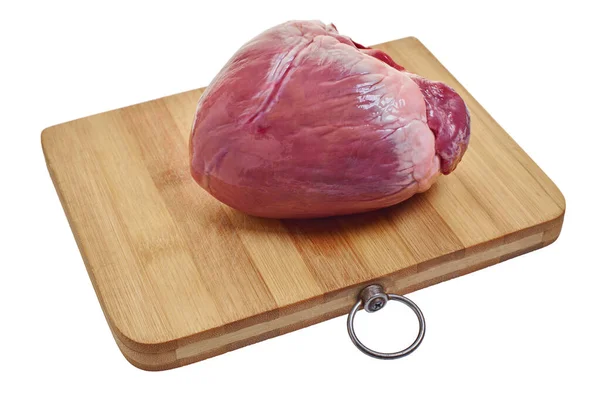 Kesme tahtasındaki çiğ kalp