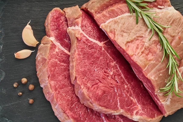 Świeże mięso z przyprawami — Zdjęcie stockowe