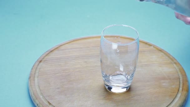 Agua Vierte Vaso Sobre Fondo Azul — Vídeos de Stock