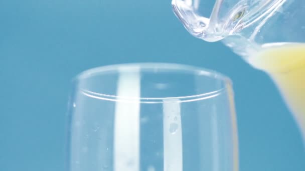 Succo Arancia Viene Versato Bicchiere Sfondo Blu — Video Stock