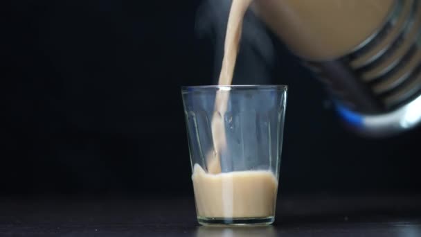 倒入一杯带有牛奶和香料的印第安玛莎拉茶中 — 图库视频影像