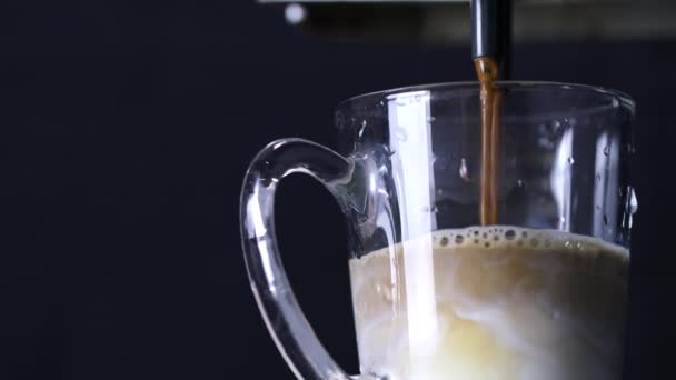 牛乳とカップでプロのマシンからコーヒーストリームを注ぐ — ストック動画