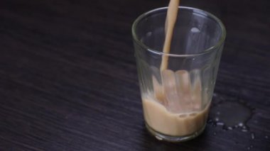 Bir fincan Hint masala çayına süt ve baharatla dolduruldu.