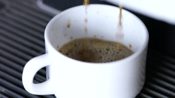 Nalanie Czarnego Gorącego Strumienia Kawy Profesjonalnego Urządzenia Filiżance — Wideo stockowe