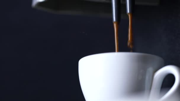 Χύνοντας Μαύρο Ζεστό Καφέ Ρεύμα Από Επαγγελματική Μηχανή Στο Κύπελλο — Αρχείο Βίντεο