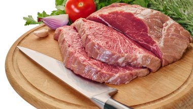 Çiğ et, sebze ve bıçak. 