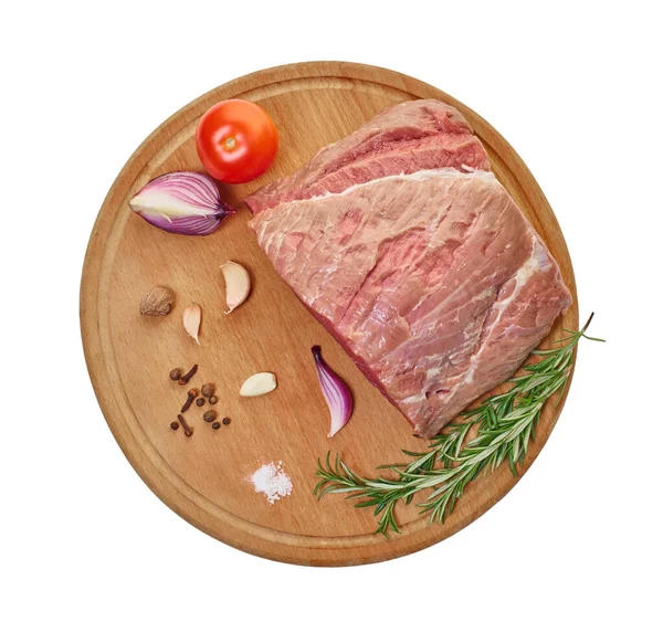 Surowe mięso z warzywami i przyprawami na pokładzie — Zdjęcie stockowe