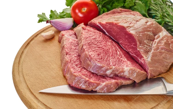 Nyers hús zöldségekkel és késsel — Stock Fotó