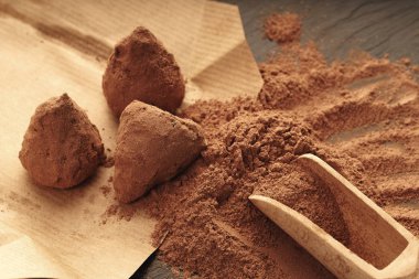 Çikolatalı şekerler, yakın plan mantarlar. 