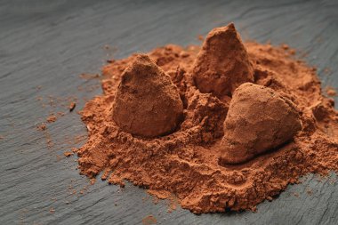 Çikolatalı şekerler, yakın plan mantarlar. 