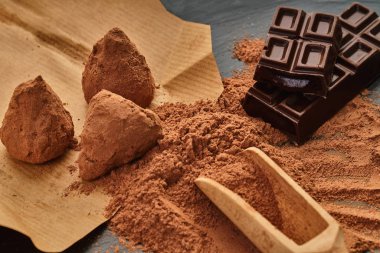 Çikolatalı şekerler, yakın plan mantarlar.