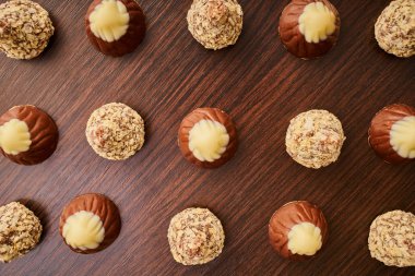 Çikolatalı yer mantarı şekeri. Yakın plan.