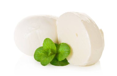 kırpma yolu ile beyaz izole bir zemin üzerinde mozzarella peyniri                                   