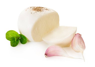 Mozzarella peyniri ve sarımsak beyaz yalıtılmış arka planda kırpma yolu ile                                   