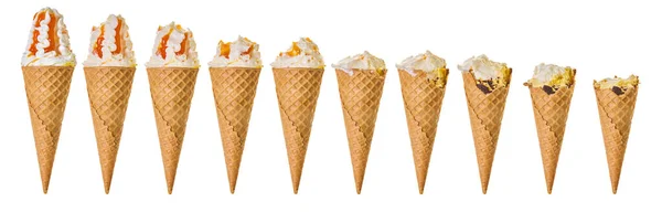 ワッフルコーンにアイスクリームをセットし さまざまな段階で食べます クリッピングパスを持つ白い隔離された背景 — ストック写真